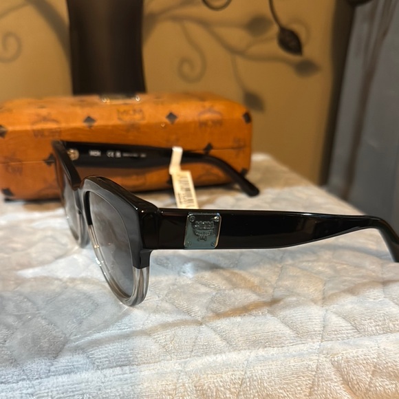 NWT MCM Tan Visetos Black Sunglasses With Case - Picture 5 of 10